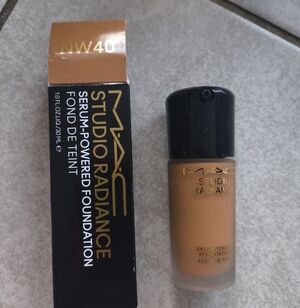 MAC Cosmetics Studio Radiance Foundation NW40